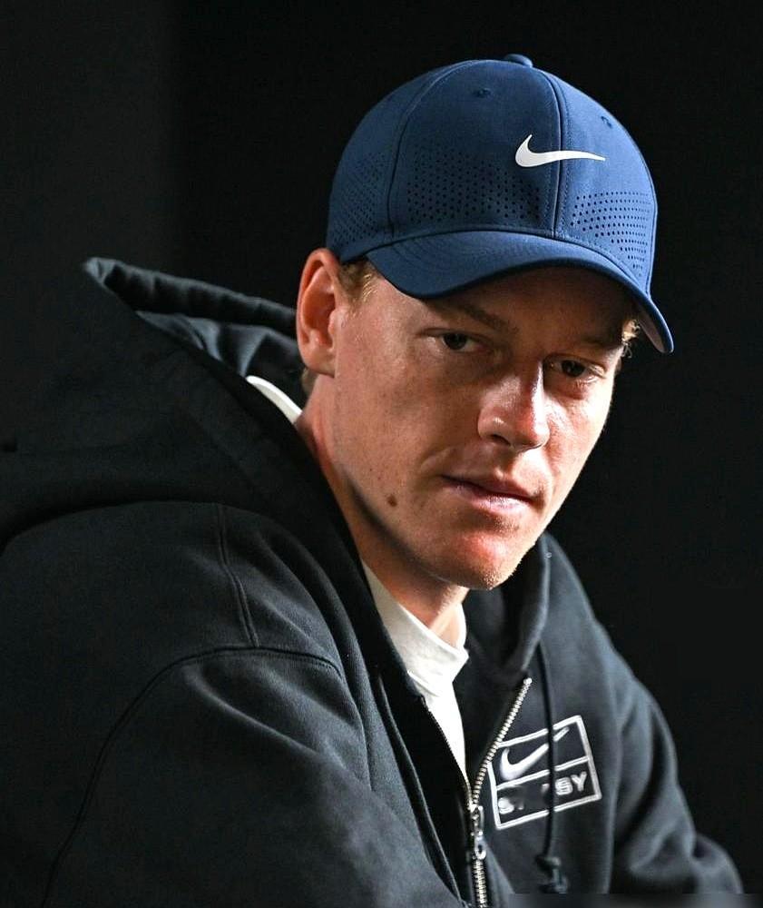 谁能想到，卫冕冠军在澳网半决赛鏖战四小时后出局，他竟然说“输球很正常”。

20