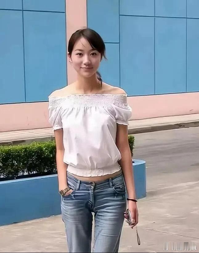 才发觉早年韩雪颜值有多惊艳，清丽五官自带温婉氛围感，纯天然长相真实耐看。笑容灵动