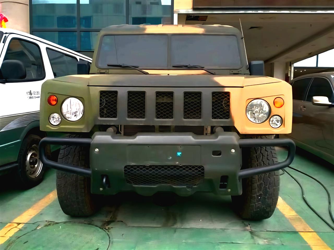 这台车看样子不像是改的。但是这台车没有牌照。所以今天偶尔拍到他，也算留个念吧。不