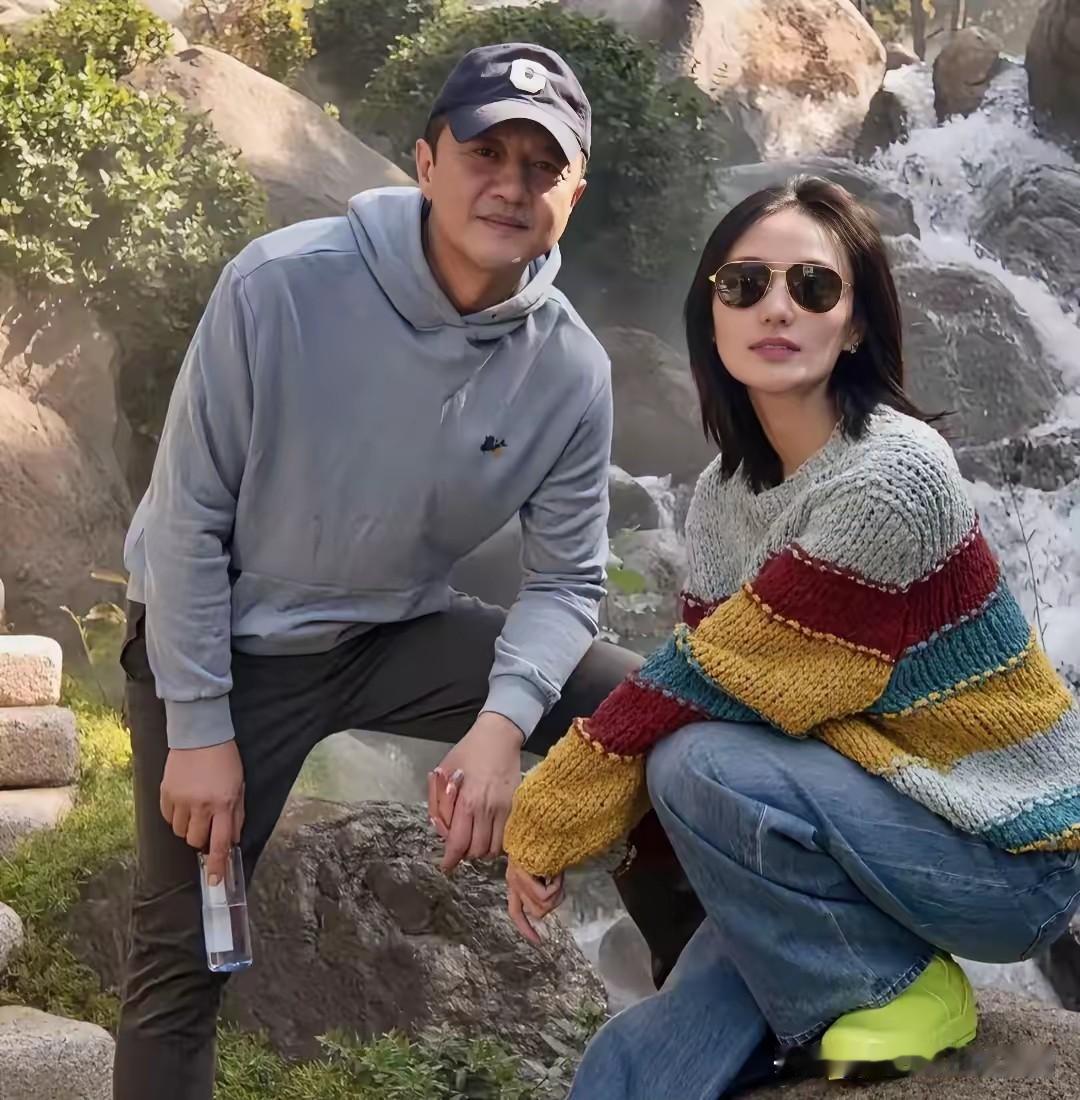 没想到！
李亚鹏和王菲又离婚了，这次是官宣离婚了，他们俩的女儿李嫣由女方抚养，此