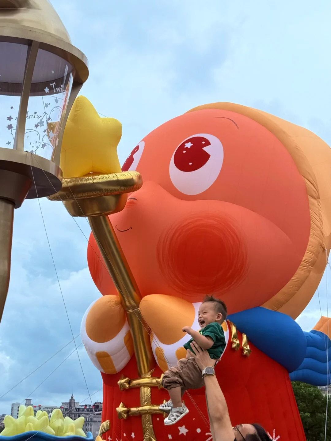 和外滩的星星人合影成功啦！！