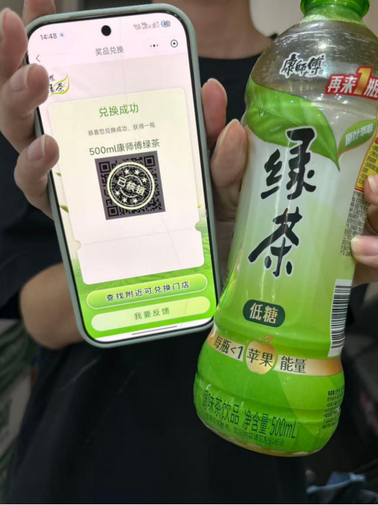 别问，问就是王安宇让我爱上了康师傅绿茶。清爽好喝还能“再再再再来一瓶”，这代言我
