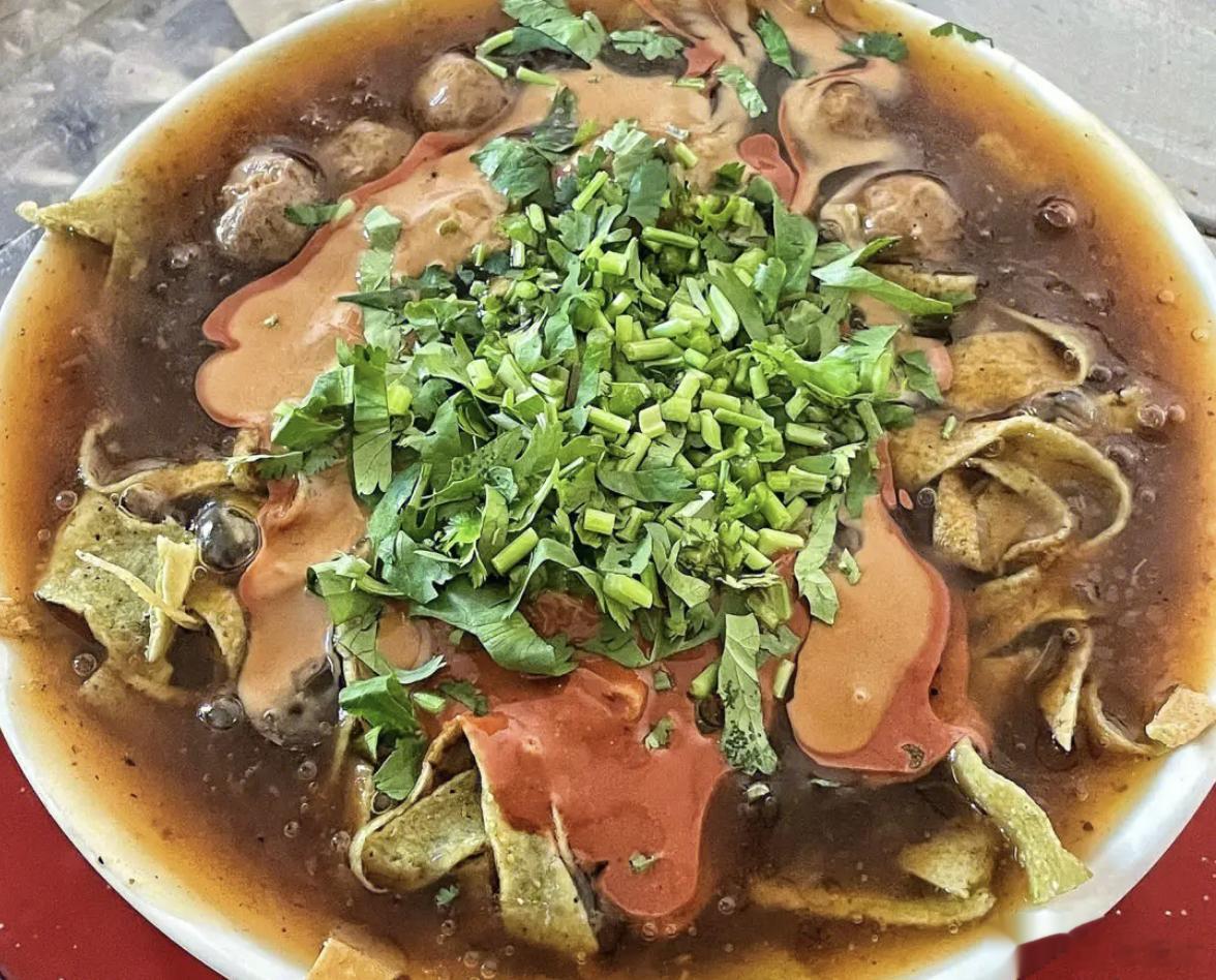 老听天津的人说早晨吃了一碗“嘎巴菜”。我还纳闷儿，大早晨的，不吃点主食吗？今天看