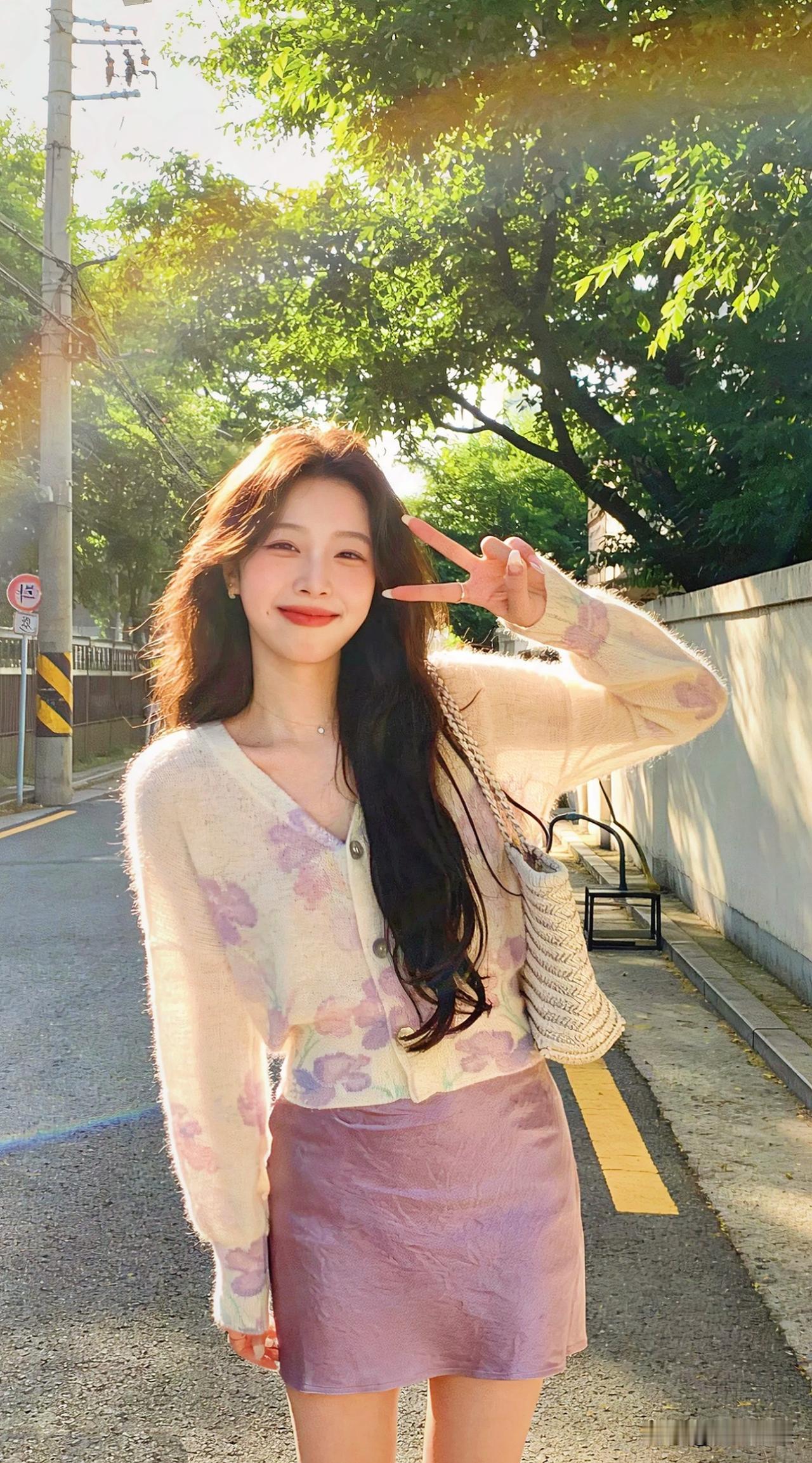 清晨的风，带着微凉的温柔，轻轻拂过窗棂，唤醒沉睡的世界。拉开窗帘的那一刻，第一缕