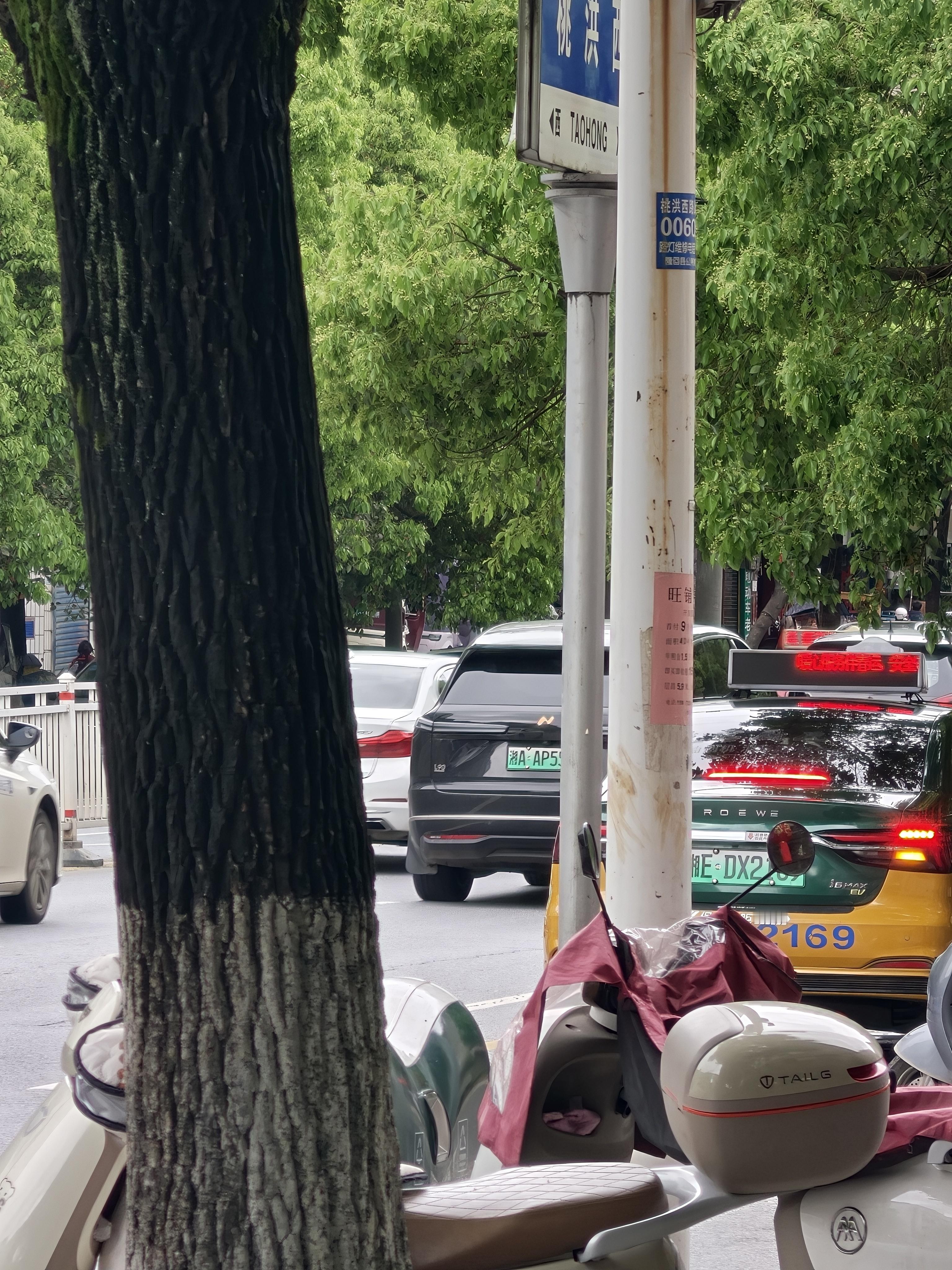 在小县城看到两台乐道 L90，加上我的就是三台了 