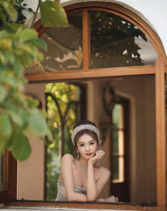 微博视界大会内场 内娱红毯颜值天花板又被刷新！白鹿亮相微博视界大会的造型直接引爆