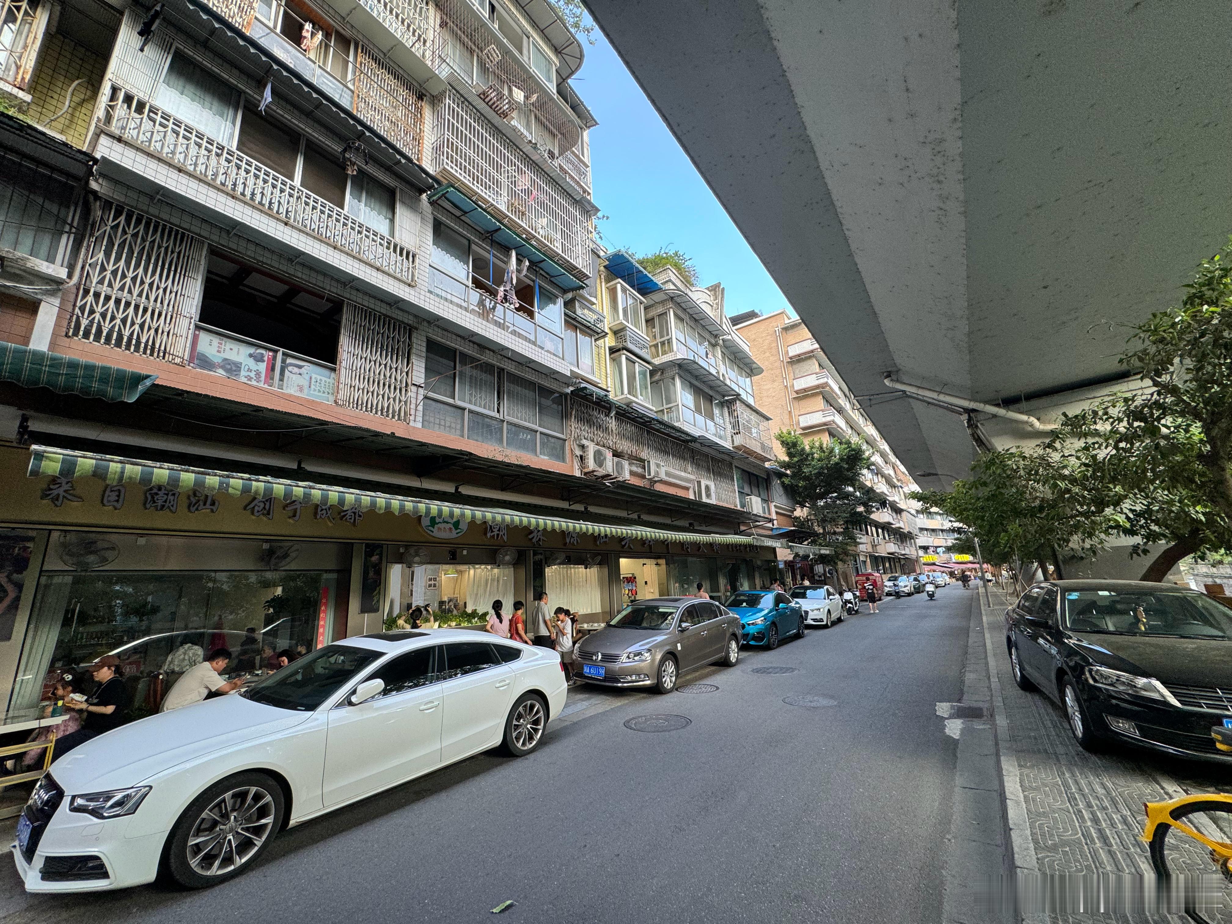 这么热都天，坐在室外，还遇上停电。 算了，一桌100块钱还要啥自行车。 ​​​