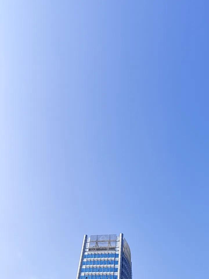 昆明这天气就像个调皮鬼。刚下完雨，转眼又是大晴天，可气温却冷了些。看看天气预报，