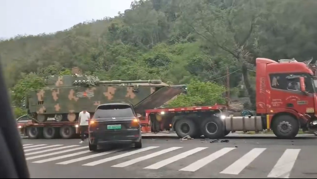 飞扬军事[超话] 理想车主：“喂，保险公司吗，我撞坦克了。”保险公司：“长城的坦