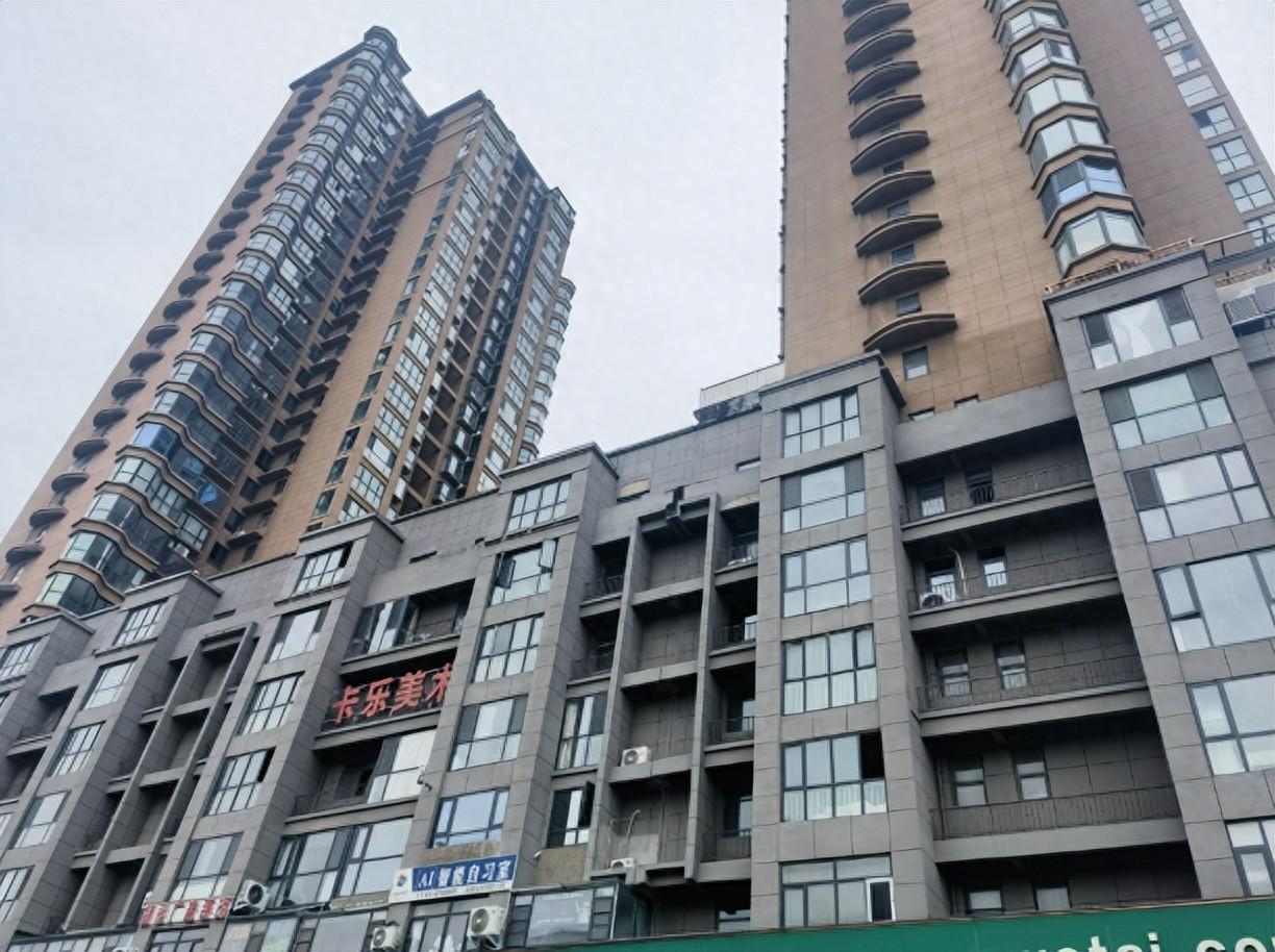 11月12日，河南舞钢房管局，张亚太眼睁睁看着自己名下的34套房，公然被“移花接