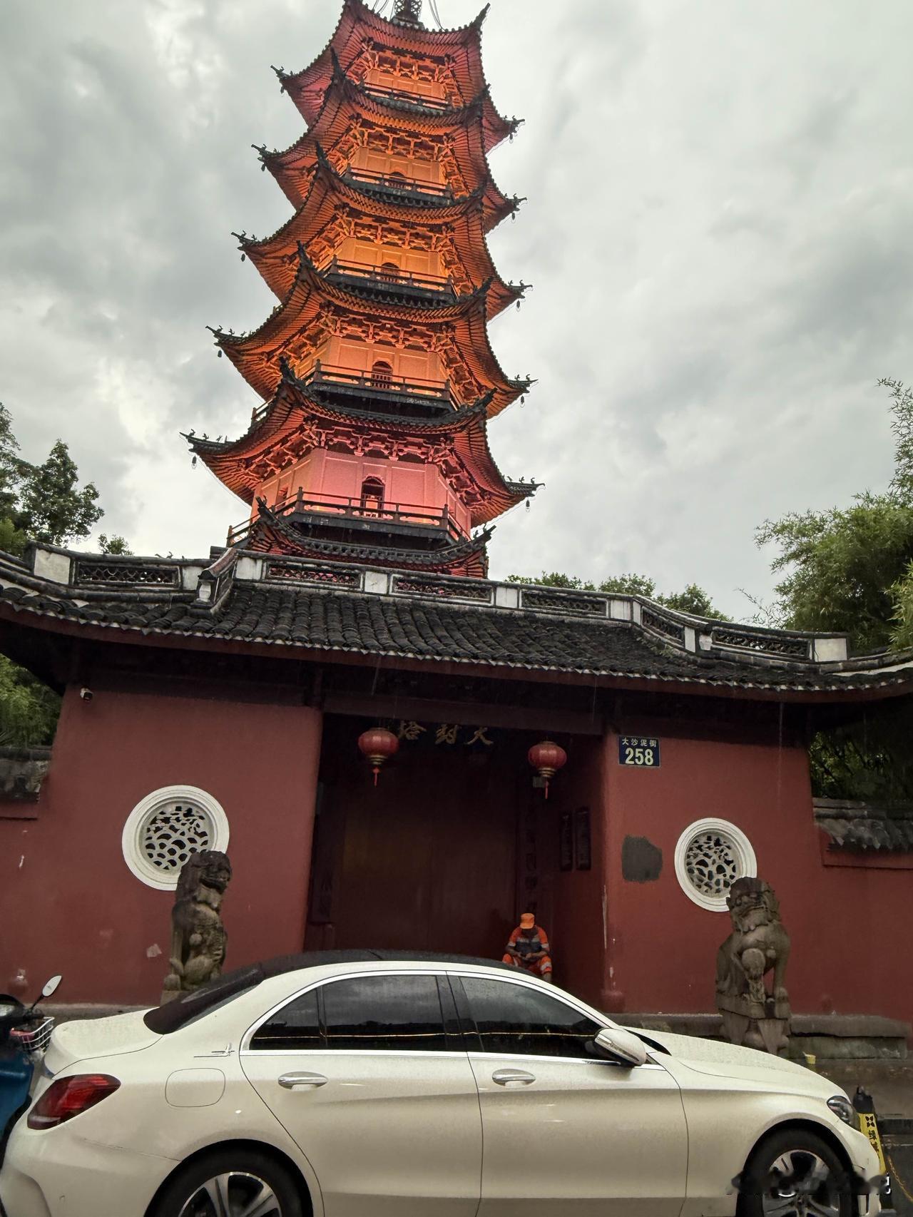 武侠小说里的名句:“徒儿，毒药和解药往
往出自同一人之手。”时隔多年，我竟然现在