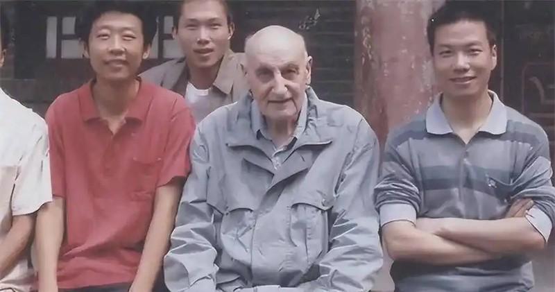 法国空军司令的儿子米里拜尔，从1976年开始无偿资助中国学生留学，只有一个要求，