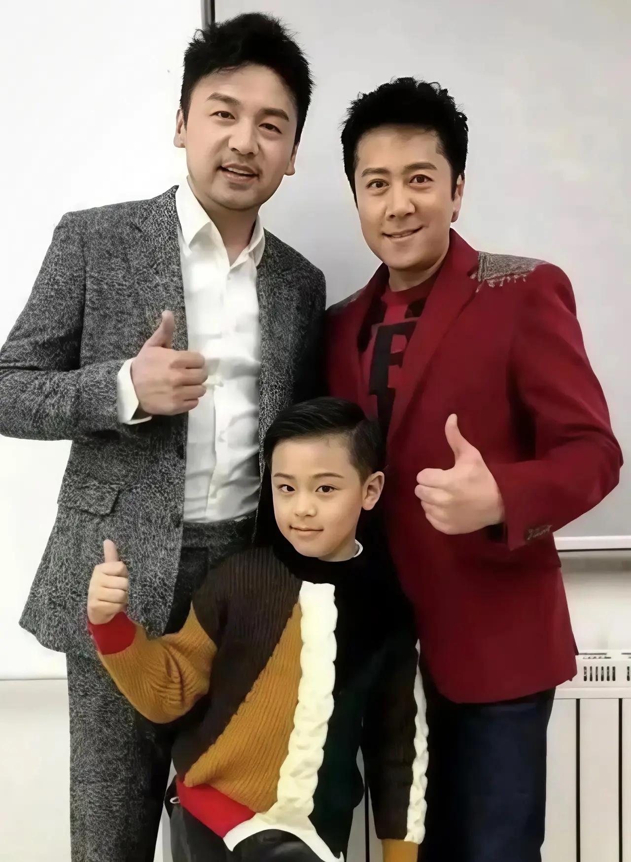 雷佳音我认识和蔡国庆我认识，前面这位小孩是谁家的