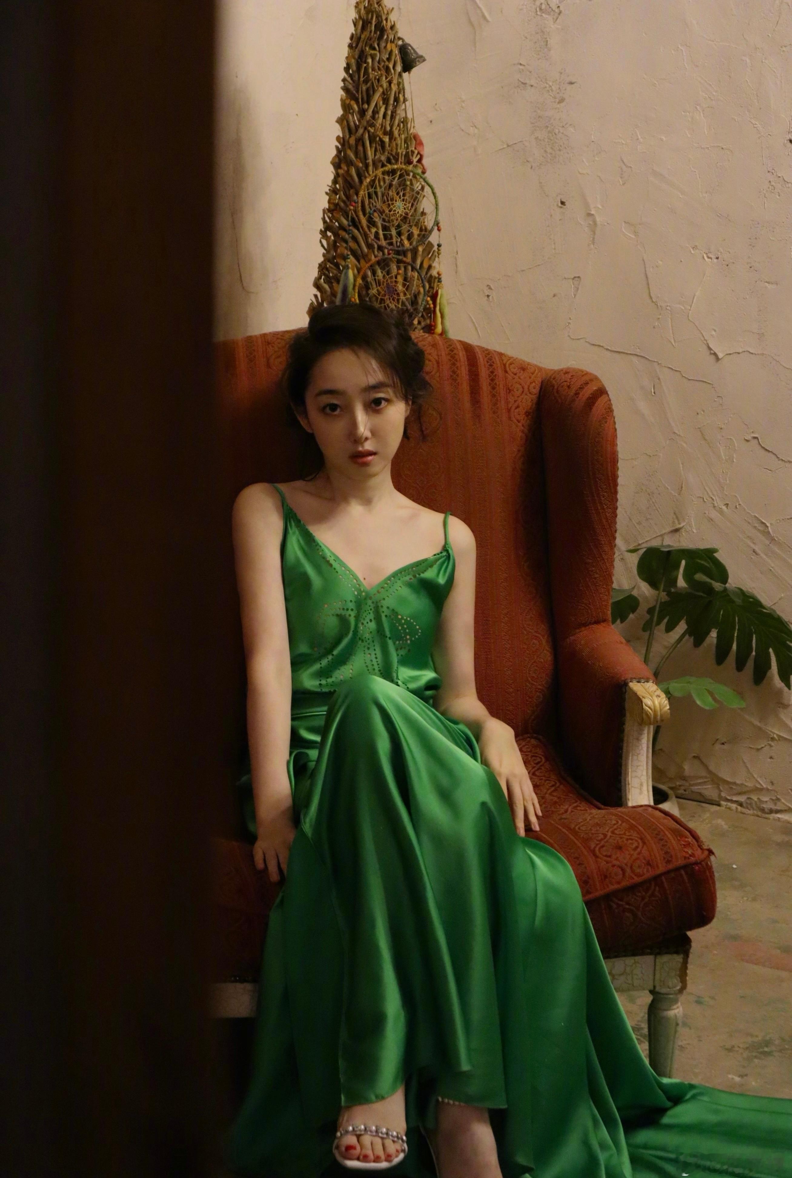 蒋梦婕，吊带绿裙美背大片，婀娜柔美的姿态 