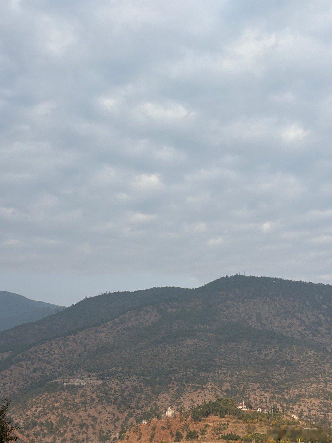 晨鸡初叫，昏鸦争噪。那个不去红尘闹？路迢迢，水迢迢，功名尽在长安道。今日少年明日