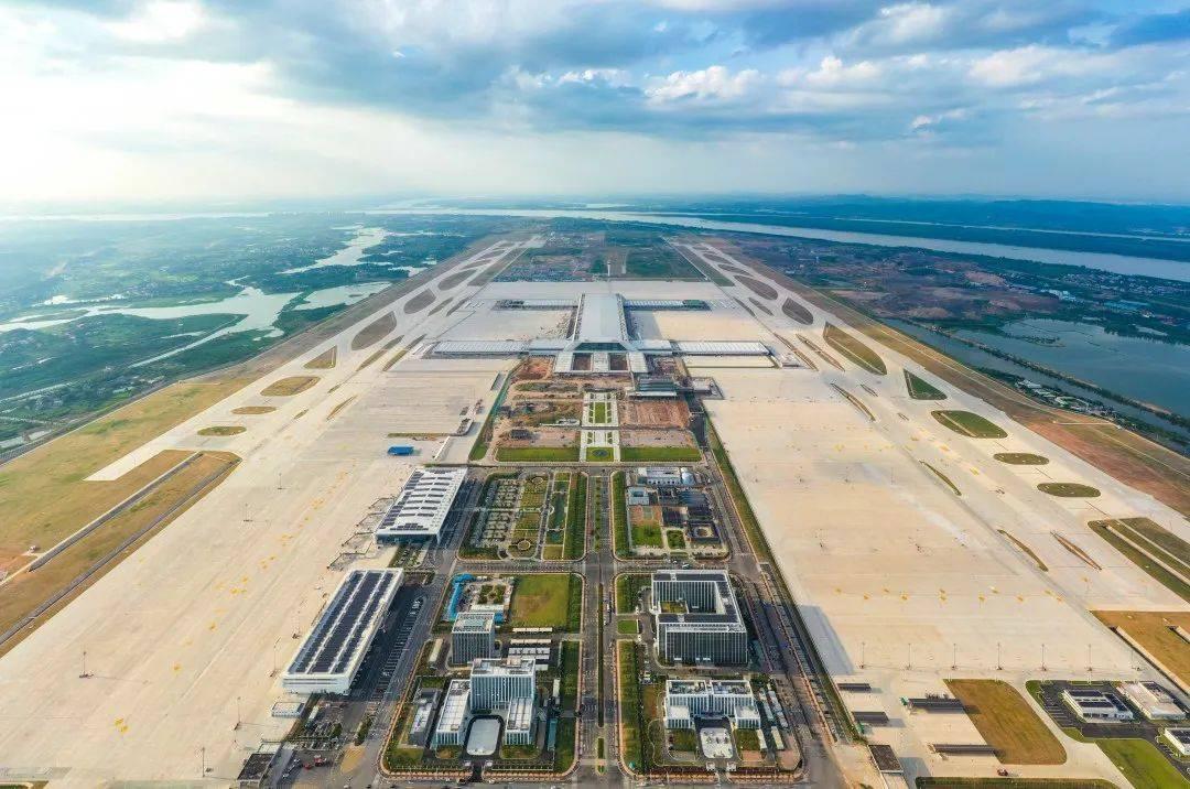 铁空联运对花湖机场来说，那简直是如虎添翼！想象一下，货物通过铁路快速运输到机场，