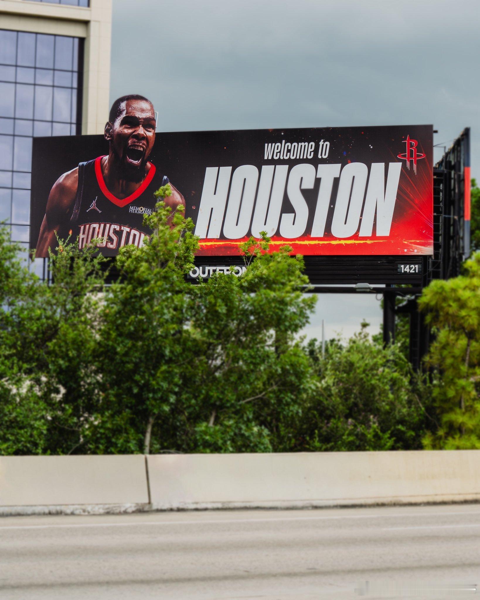 火箭官方发布的广告牌照片还是清晰多了[喵喵][喵喵]休斯顿火箭nba ​​​