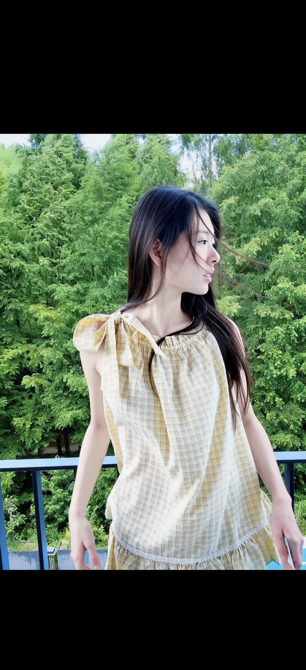 绿树阴中倚栏杆，轻纱拂面意悠然。