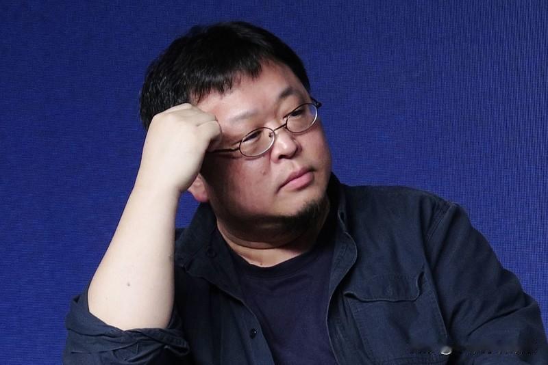 罗永浩回应“痛批电信宽带缩水”一事颇有趣味。12月21日他发文回怼网友质疑。有人