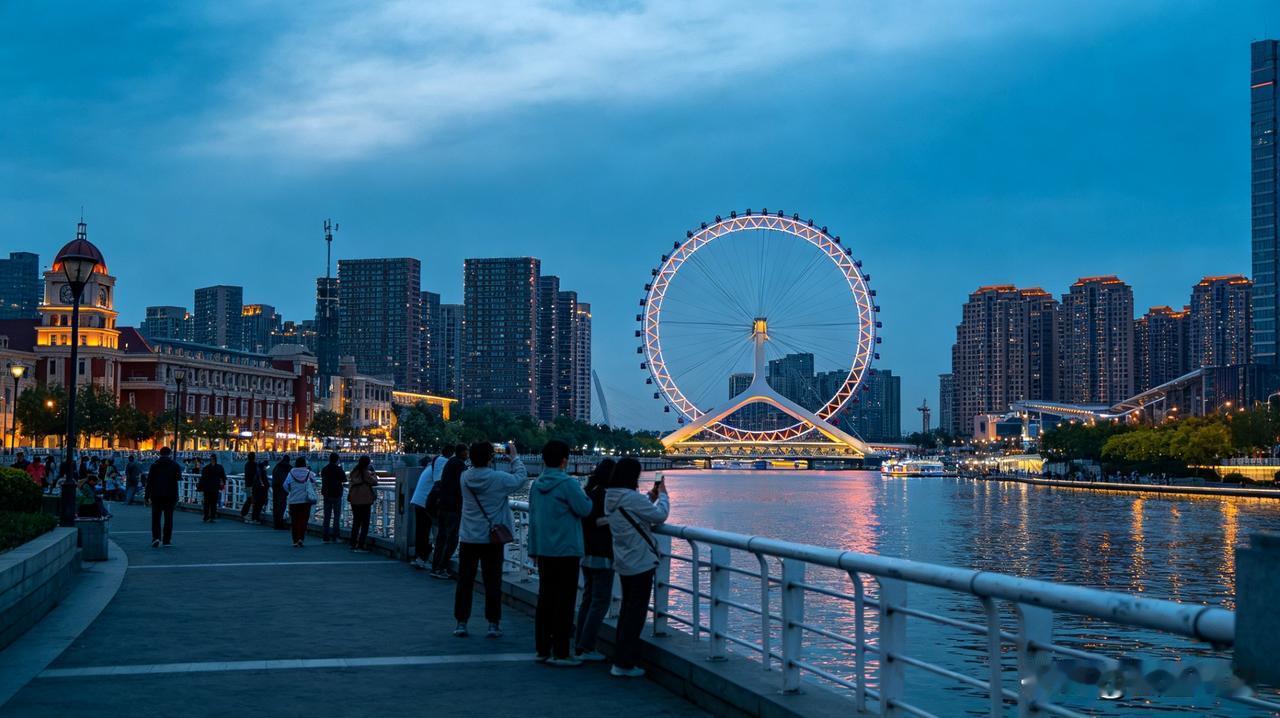 海河，是天津的灵魂母亲河。天津之眼横跨河面，一座座造型各异的桥梁串联两岸风光，夜