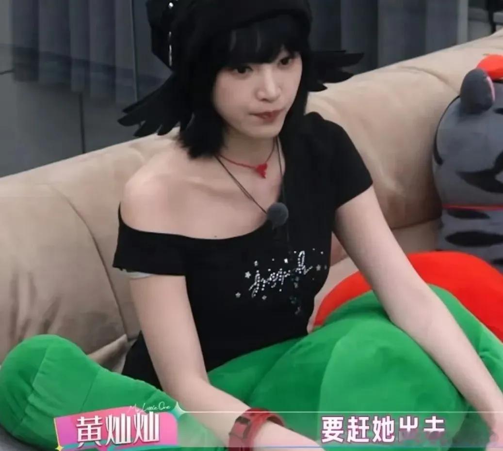 黄灿灿早年拍戏带母亲去剧组探班，当时拍的戏刚好是古装剧，妈妈就很好奇，拿手机拍那