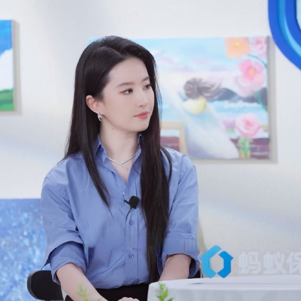 梦回三爱职业装，天仙蛮适合蓝色衬衫。 ​​​