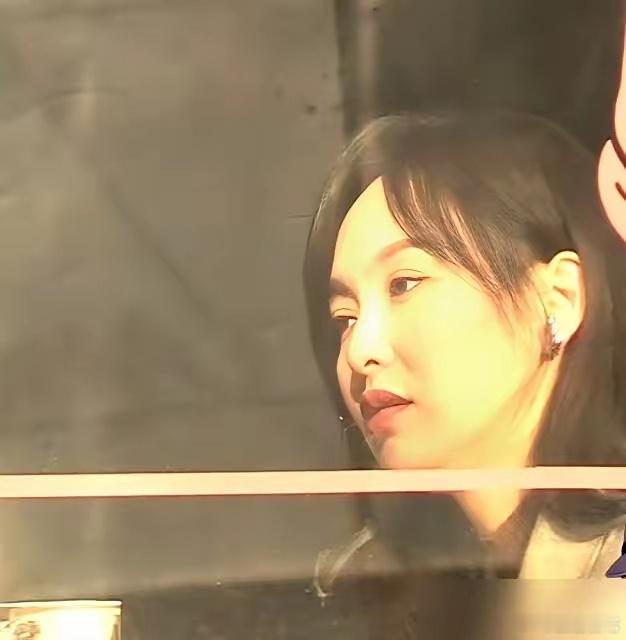 剪掉前后，掐一个3秒的黑脸镜头，就能把唐嫣连干16小时的疲惫，硬说成耍大牌。你没