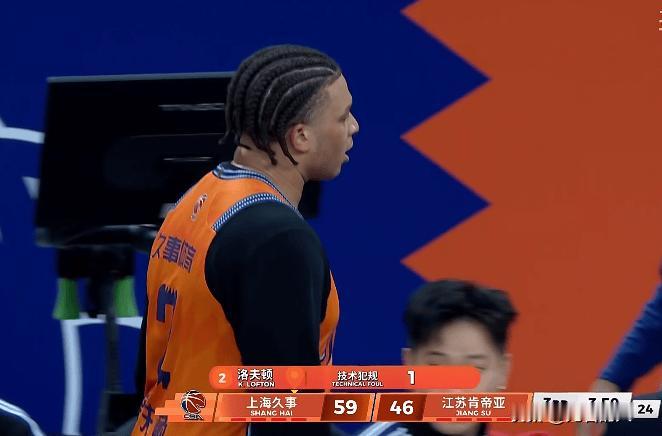 小洛夫顿情绪化太明显，又吃到技术犯规，全场14+8+5





这手机的小洛夫