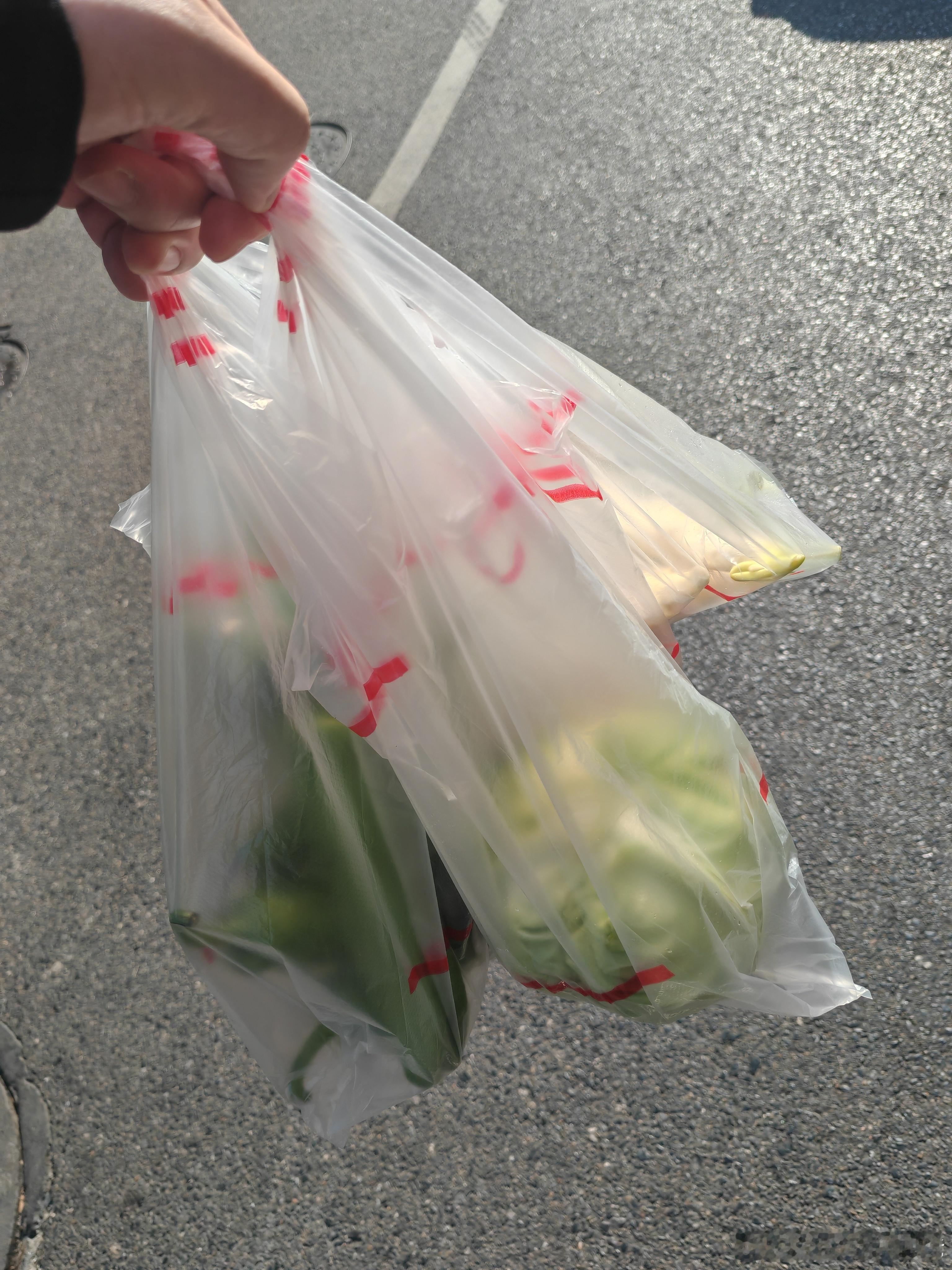 进村买点菜，我说外面吃，媳妇非要自己做。 