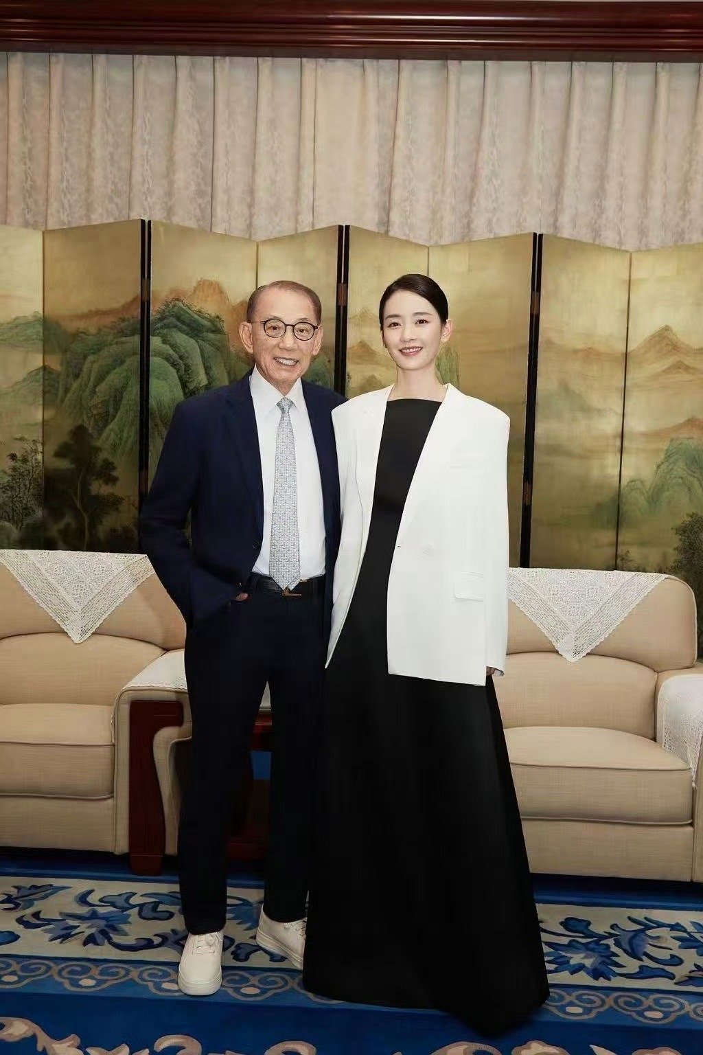 刘雅瑟体制内女友感 刘雅瑟现身2025中国公益时刻，白西装黑长裙的造型简直绝了，