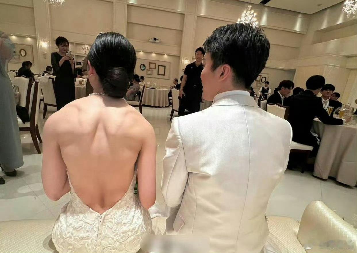 从背面看新郎绝对不是新娘的对手 ​ ​​​