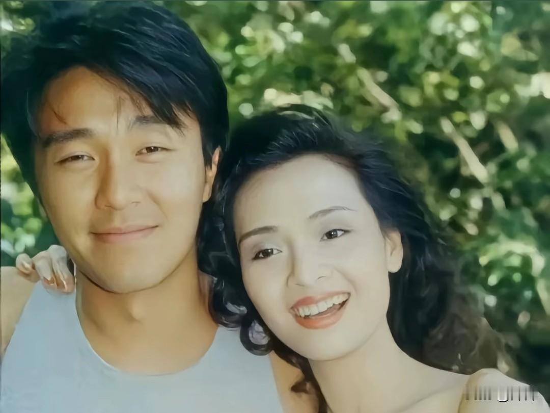1991年经典港片《情圣》的幕后花絮，是周星驰与叶子楣的珍贵同框瞬间。
 
彼时