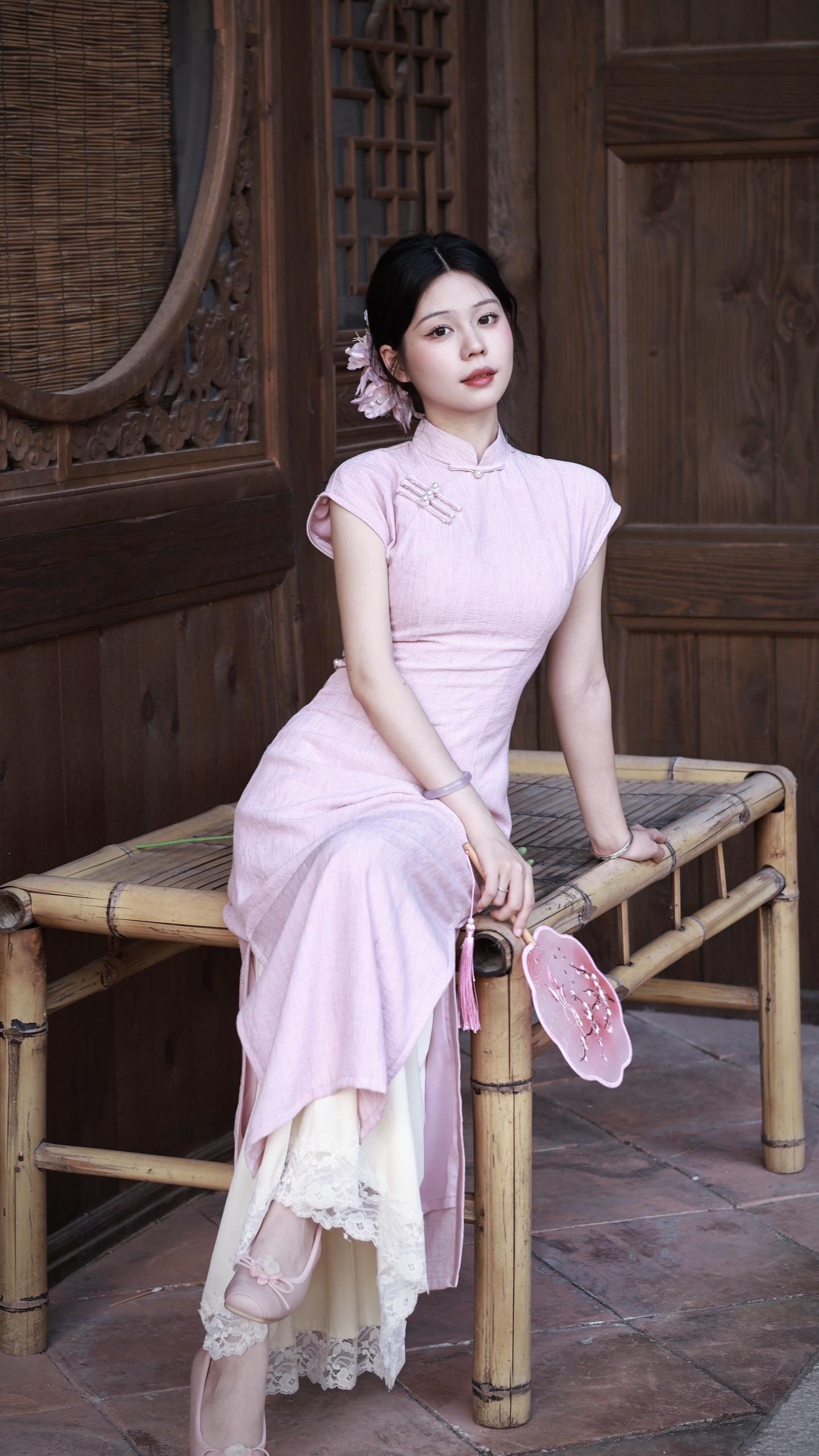 “自在飞花轻似梦，无边丝雨细如愁”。