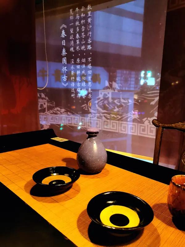 对下联原创 
上联“煮茶聊天地”，营造出一种闲适惬意、畅所欲言的氛围。“煮茶”是