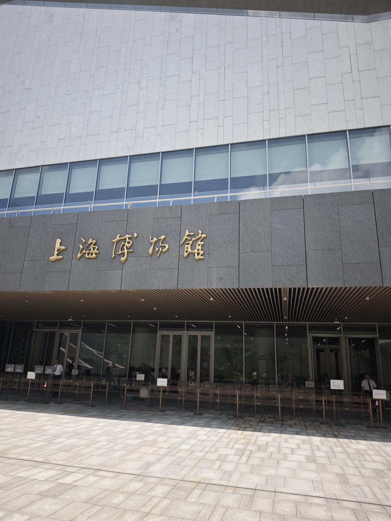 今天从上海博物馆东馆出来时，路边挤满成群孩子们，个个拉着行李箱，不少家长一路陪同