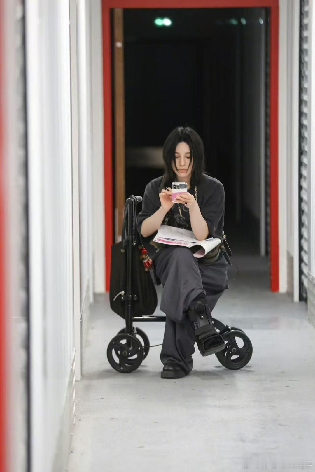 尚雯婕也闯进战损赛道了巴黎合伙人名场面巴黎合伙人 谁看了不说一句尚雯婕牛！骨折带