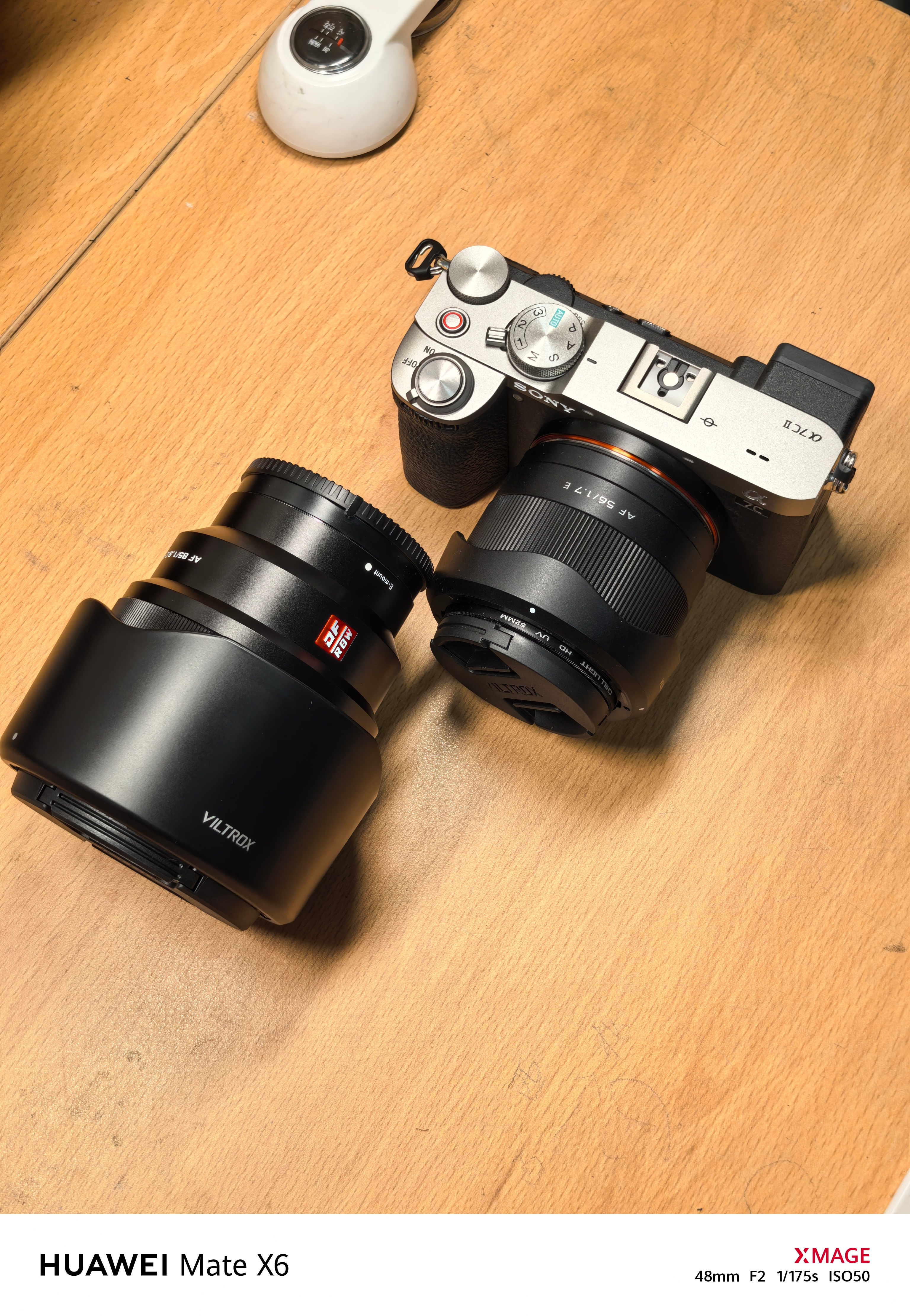 来看索尼a7c2搭配85mm镜头全画幅vs等效半画幅这重量和体积差别真大拍了张同