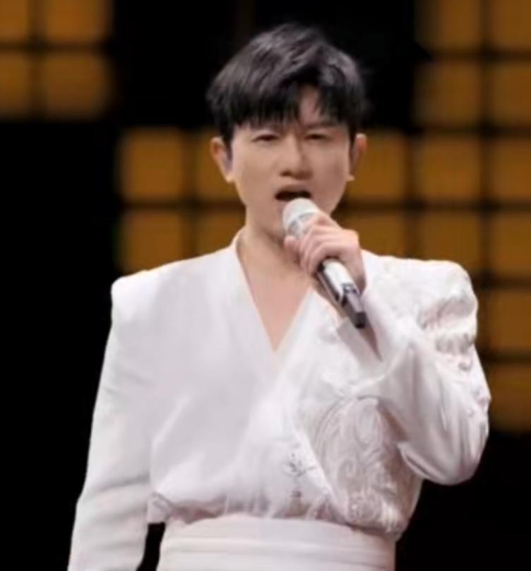 2026总台春晚，张杰白衣登台唱响《驭风歌》。水墨画卷徐徐铺展，骏马踏云奔腾，或