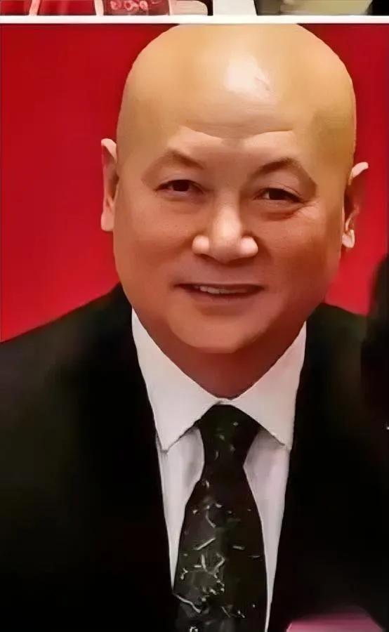 两个同龄老头

差别真不小

为啥不运动的反而比天天健身的年轻？

俩人都是75