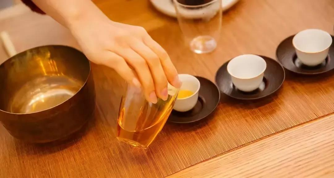 挤不进的世界，就不要硬挤了。
不要伤害了别人，又作践了自己。
​用余生暖一壶好茶