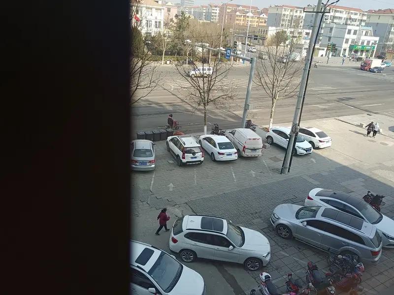 女子帮丈夫“人肉占车位”，被男司机强行倒车硬生生顶开，女子: 不该往自己身上怼，