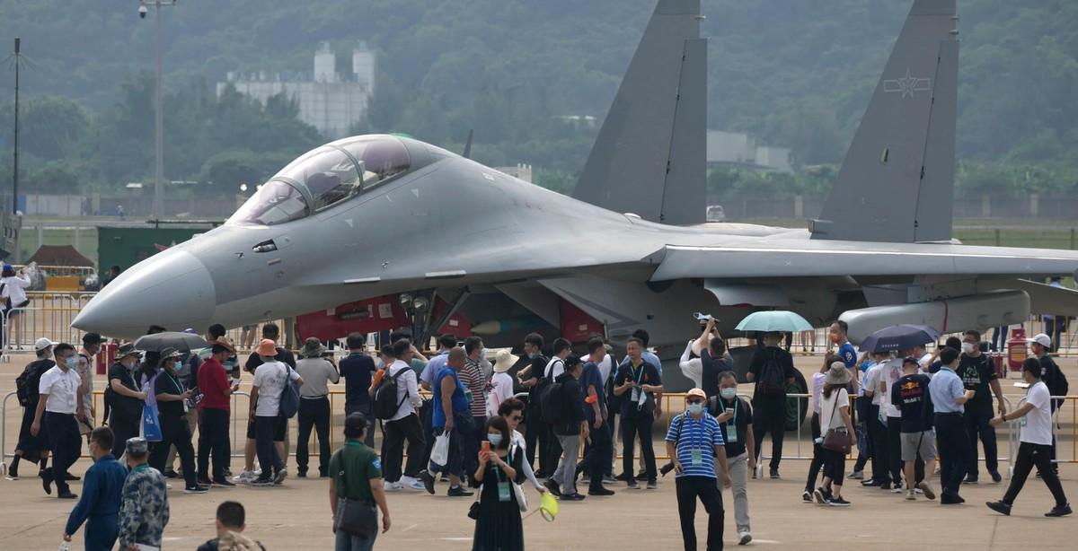 六架歼-16降落在卡拉奇机场加油休整，随后再度升空穿越中东直飞埃及，这不是转场训