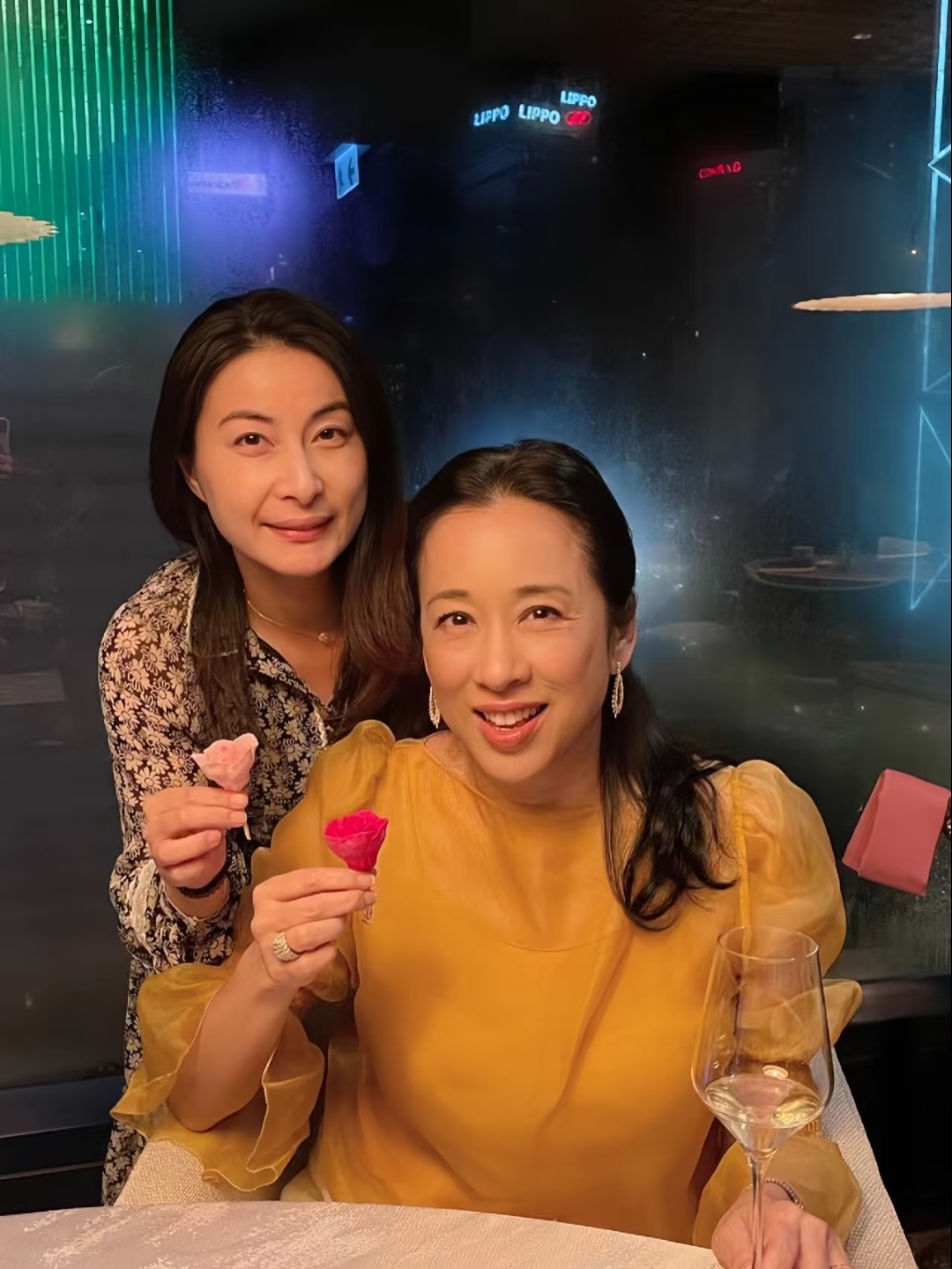 看到郭晶晶和婆婆朱玲玲同框 才发现她俩都是高鼻梁腰果眼，天生的富贵相！豪门婆媳和