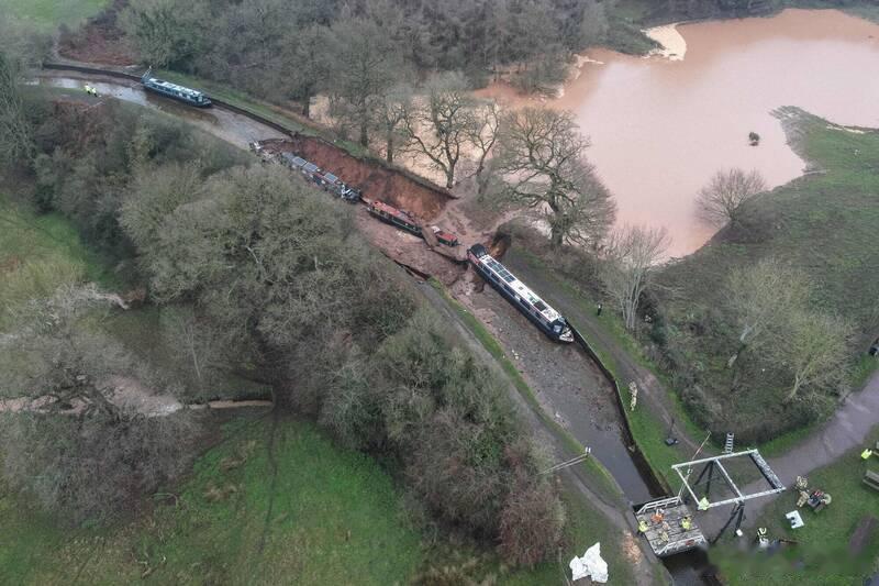 【英国运河现“天坑” 多艘船只被困】海外新鲜事 英国警方22日表示，施洛普夏郡（