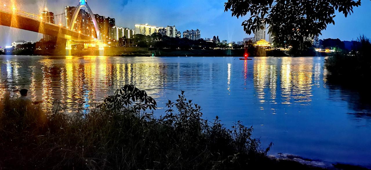 夜幕下的城市倒影，灯火阑珊，静谧而美丽。城市夜景照 晚城市夜景照