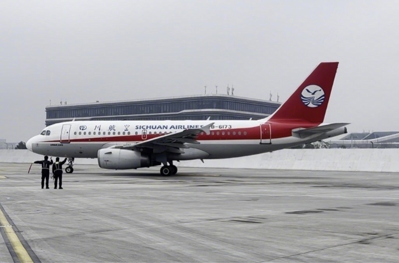 #川航回应锁座被约谈#【川航回应因“锁座”问题被约谈：将在约定日期向消保委反馈】