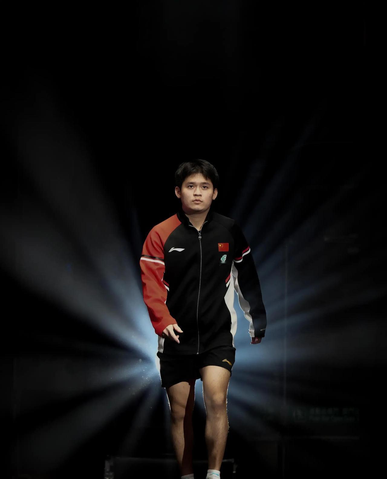 香港WTT总决赛男单八强战打得那叫一个火热，中国队内战林诗栋对上向鹏，结果小伙子