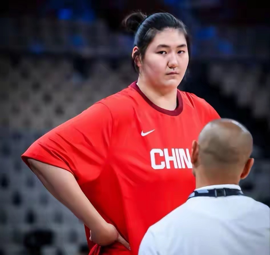 在一场备受关注的女篮比赛中，夺冠热门球队以79比98，狂输19分的比分爆冷失利。