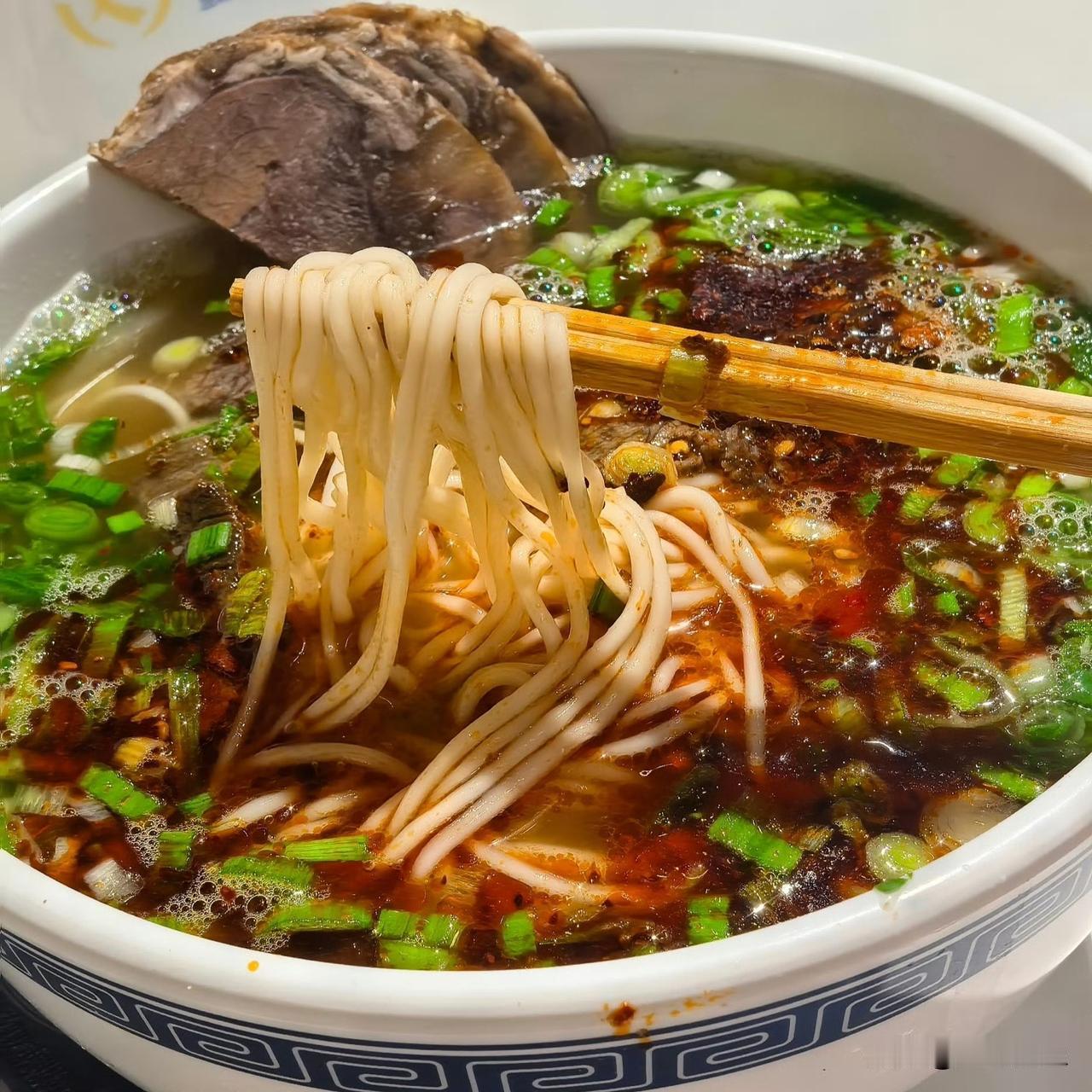 4点起来后，在小菜地拔草，但露水大，拔得滑手，很不流顺。釆点缸豆，黄瓜，更有西红