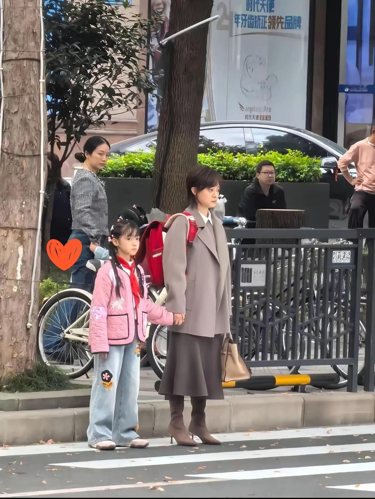 在上海偶遇了一对母女她们两个人很时尚，很亮眼，她们两个人实在是太接地气了，一点也